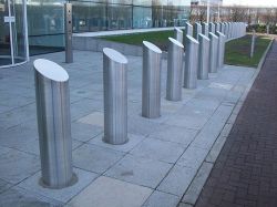 Mid depth static bollards